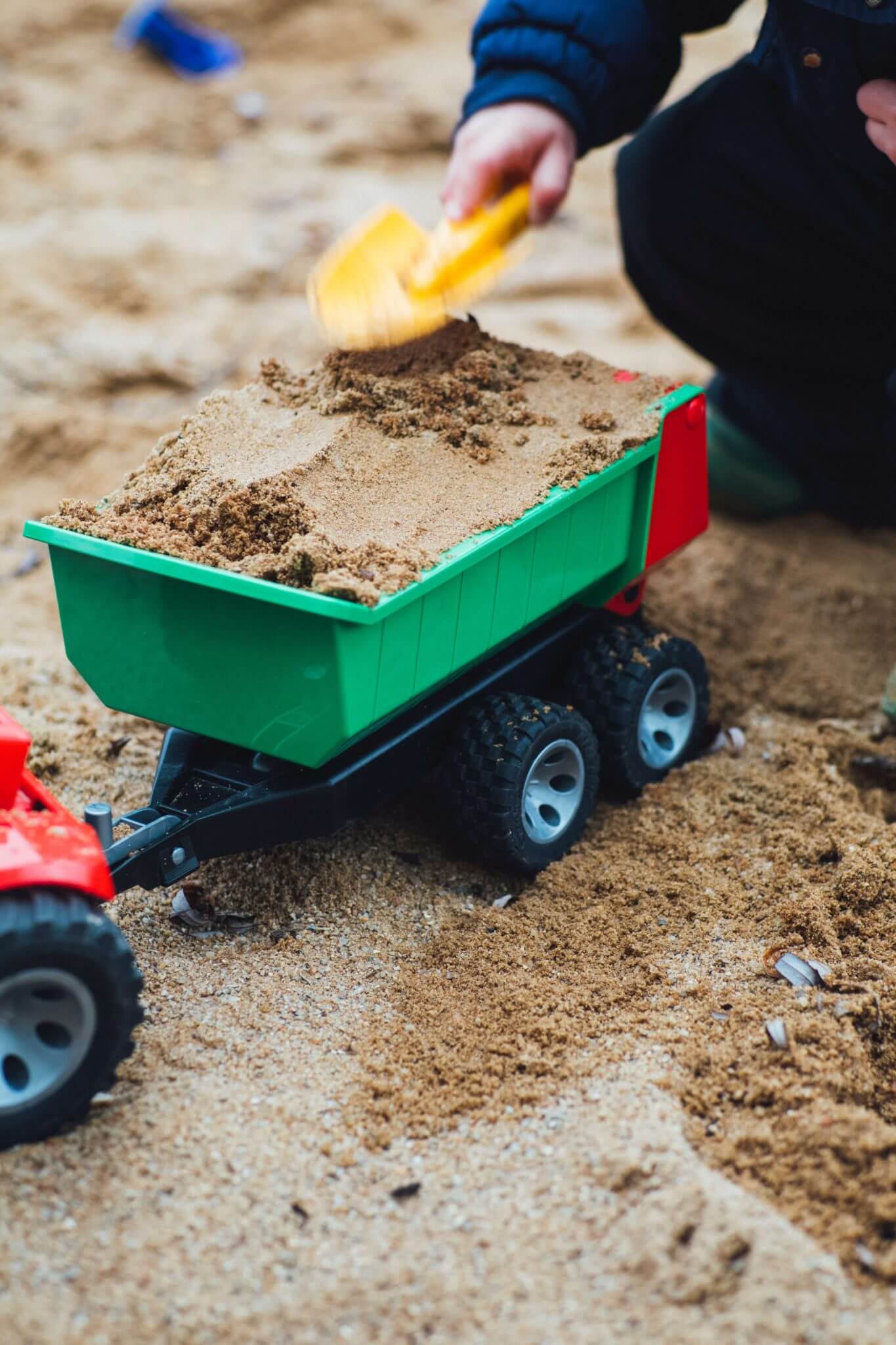 dziecko zabawa w piaskownicy piasek